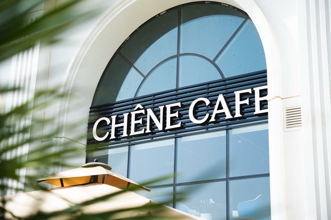 Chêne Café storefront signage at Phoenix Tower